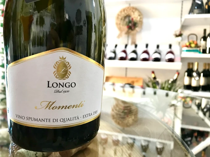 Bottiglia di vino siciliano artigianale Longo esposta nell’enoteca di Partinico
