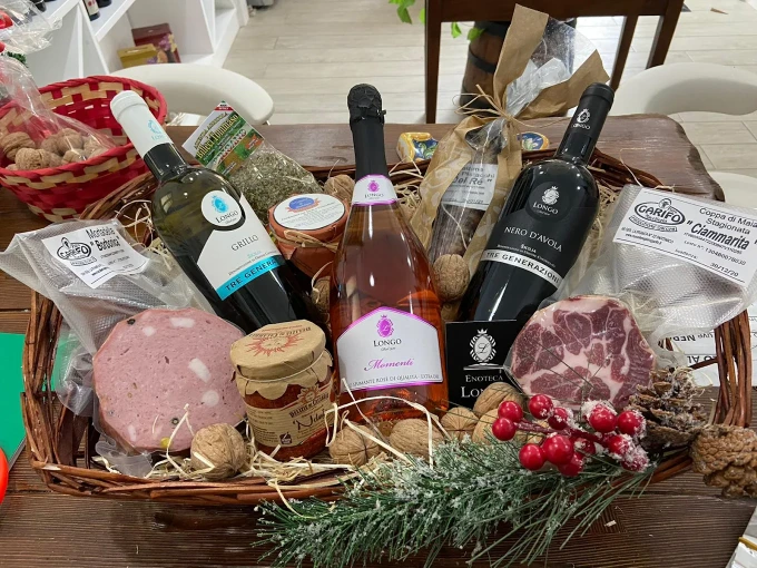Cesto regalo con vini siciliani e prodotti tipici nell’enoteca di Partinico