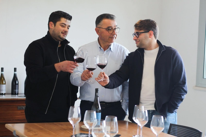 Degustazione dei vini Longo nella Cantina Longo con la famiglia