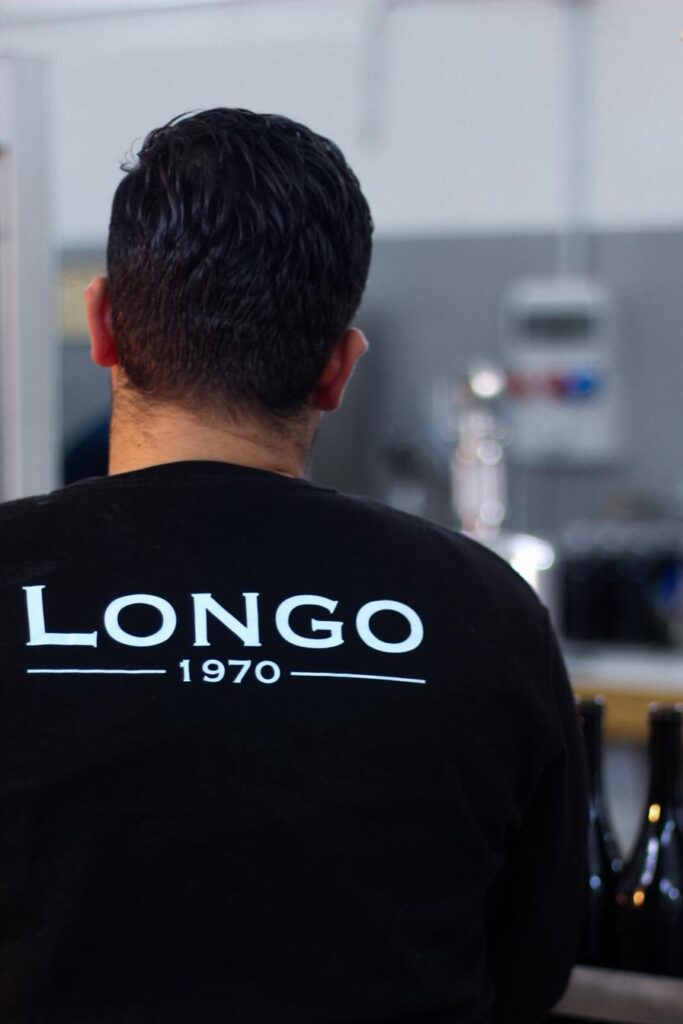 Cantina Longo durante il lavoro in cantina per la produzione dei vini Longo