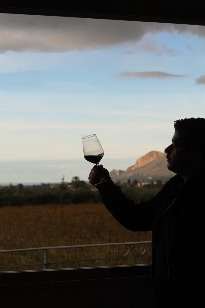 Degustazione di vini Longo al tramonto presso la Cantina Longo in Sicilia