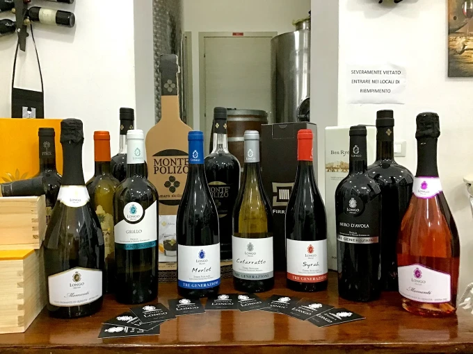 Selezione di vini siciliani artigianali esposti nell’enoteca di Partinico